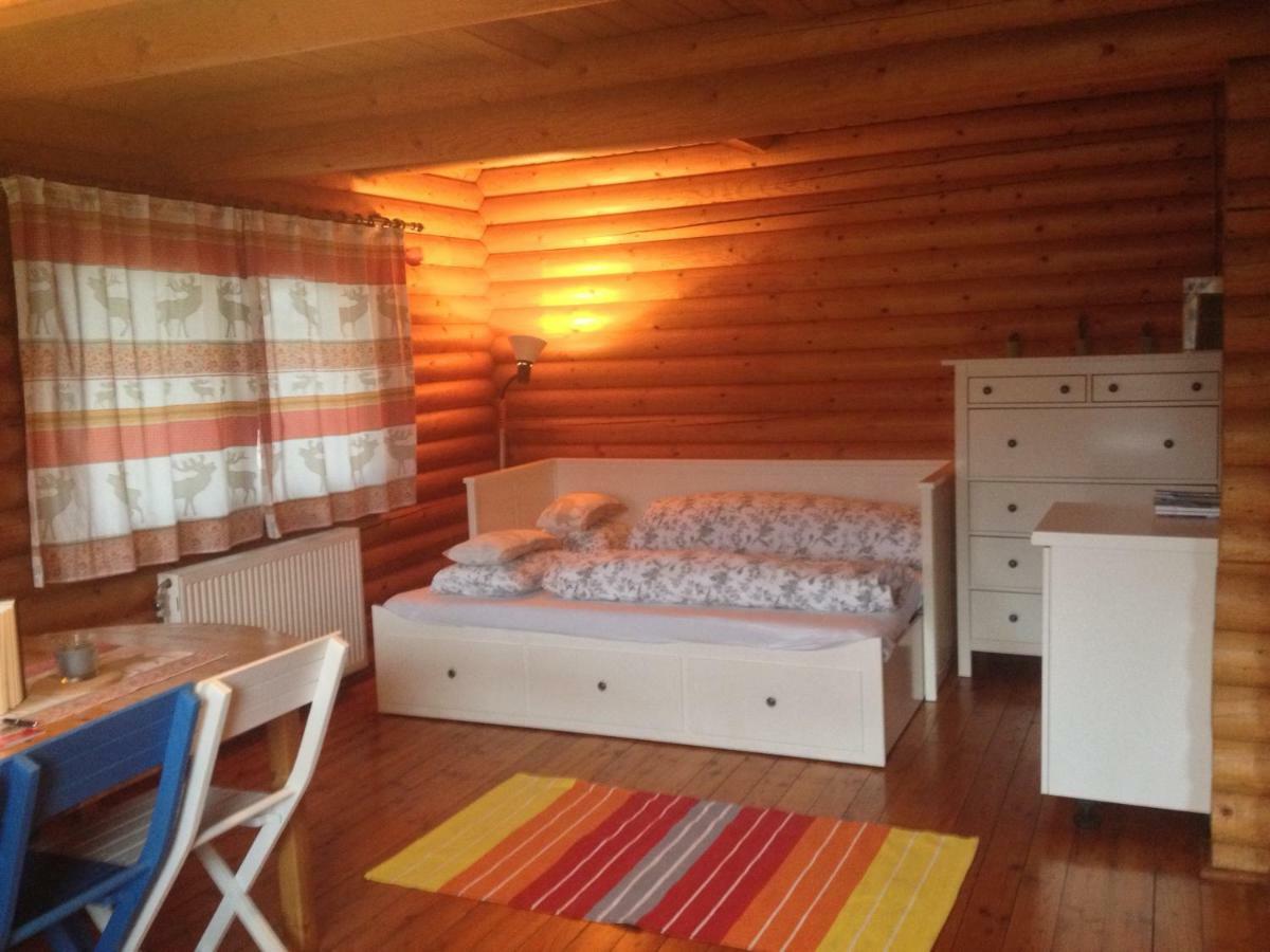 Gemuetliche Blockhuette In Wiennaehe Zofing Bagian luar foto